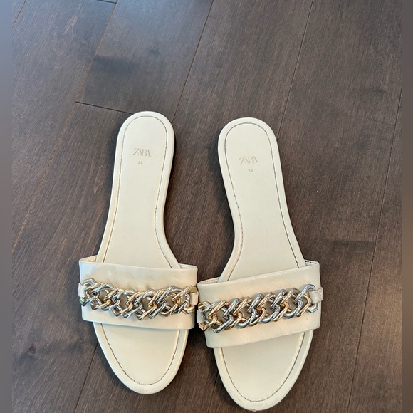 Woman’s slippers - Picture 3 of 3